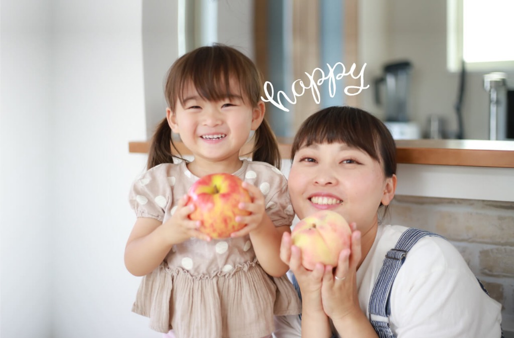 ギフト贈答用にも喜ばれる産地直送の新鮮な桃とリンゴ。人気のフルーツ農園なら高山市の「にこッと農園」。